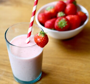 Powersmoothie met aardbeien, sinaasappel en yoghurt