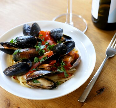 Pasta met mosselen met tomaat, knoflook, peterselie en citroen