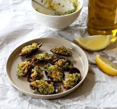 Gegratineerde mosselen met knoflook en peterselie