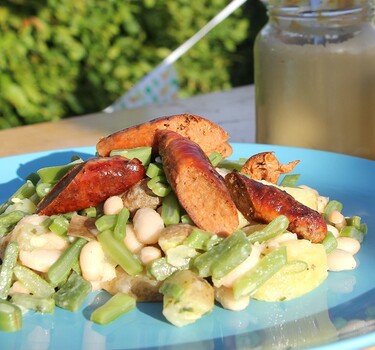 Blote-billetjes-in-het-gras aardappelsalade met worstjes