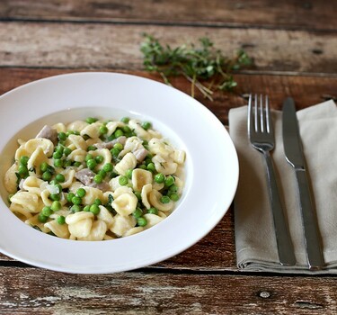 Pasta met haring en doperwtjes in roomsaus