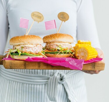 Roberta's roze burgers (zalmburgers met maïs)