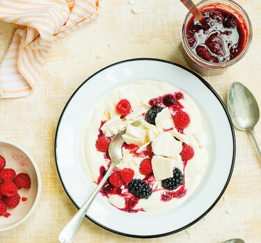 Eton mess (roomdessert met fruit en meringue)