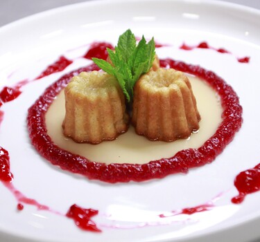 Canelé met kaneelsiroop, aalbessencompote en rodewijngelei