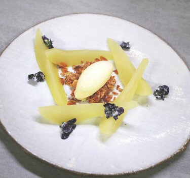 Poire Belle Helene met gesuikerde bloemen