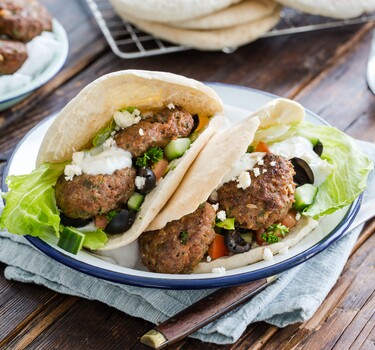 Gyrosbroodjes met frisse salade, yoghurtdressing en feta