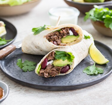 Pulled beef wraps met avocado, koriander en zure room  