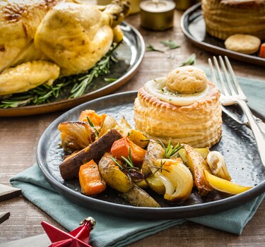 Gebraden kip met (zoete) aardappel en jus in pasteitjes