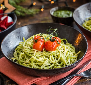 Kerstpasta met hollandse pesto en semi-zongedroogde tomaten