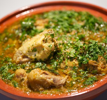 Kip uit de tajine met ras-el-hanoutsaus  & eitjes met za’atar uit de tajine