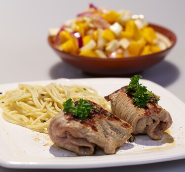 Involtini di vitello con insalata di mango (kalfsschnitzel met mango-salade)