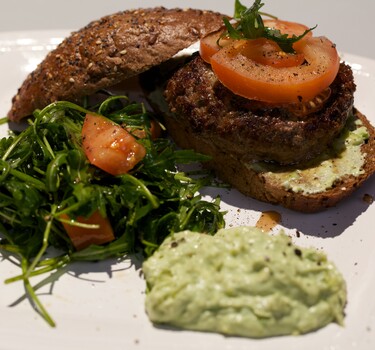 Polpettone con crema di avocado (hamburger met avocadocrème)