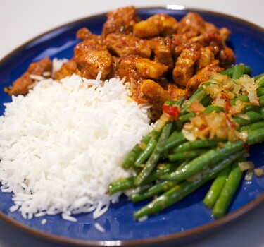 Babi ritja ritja (pittig gestoofd varkensvlees) en snelle sambal goreng boontjes