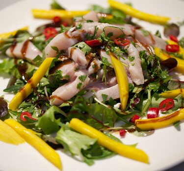 Salade met zwaardvis