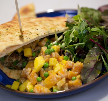 Indiase kipburger met mango-pompoen topping