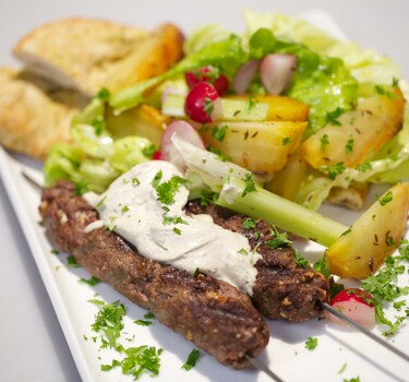 Indiase lamskebab met bietensalade en komijn-crème fraîche