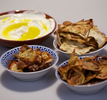 Komijn-, venkel- en flatbreadchips & knoflooklabne-dip