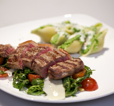 Bistecca ai ferri con conchiglioni al pesto di broccoli (schelpenpasta met broccolipesto en runder entrecote)