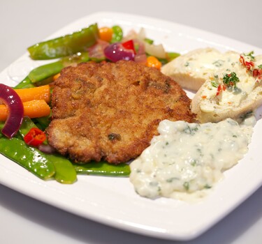 Cotoletta alla parmigiana (gepaneerd kalfsvlees met kaassaus)