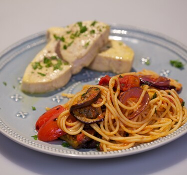 Pesce spada in camicia con frutto della passione e spaghetti con verdure grigliate (gepocheerde zwaardvis met passievrucht en spaghetti met gegrilde groente)