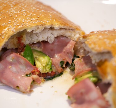 Calzone al forno con avocado (calzone in de oven met avocado)