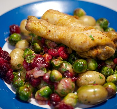 Gebakken spruitjes met cranberries en kippenpootjes