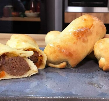 Merquez worstenbroodje met charmilla