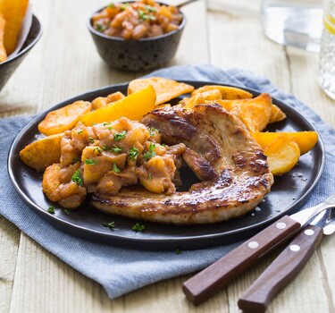 Speklapjes met gebakken aardappeltjes en appelcompote