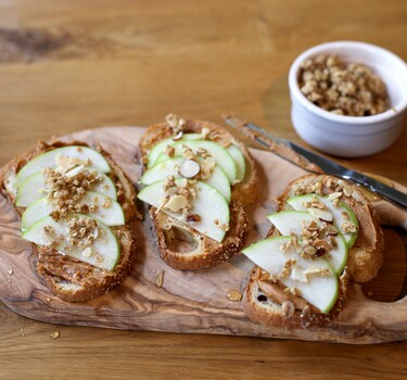 Toast met pindakaas, appel & cruesli