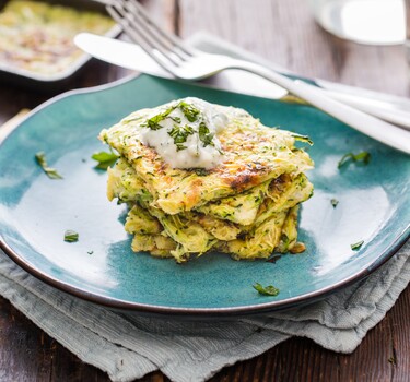 Courgettekoekjes met muntyoghurt