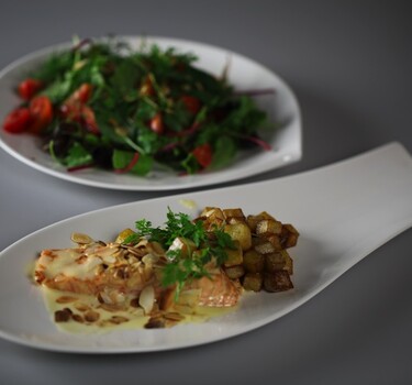 Gegrilde zalm met Hollandaisesaus en pommes carrées