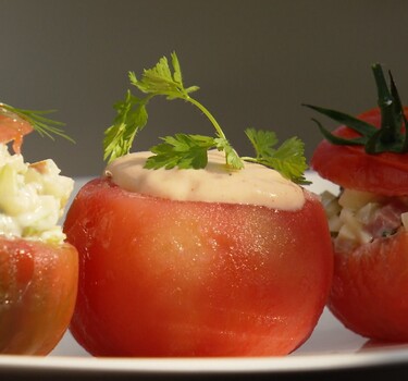Trio van gevulde tomaten met drie soorten salades