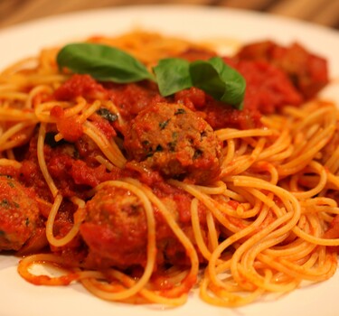 Spaghetti con Polpette al sugo