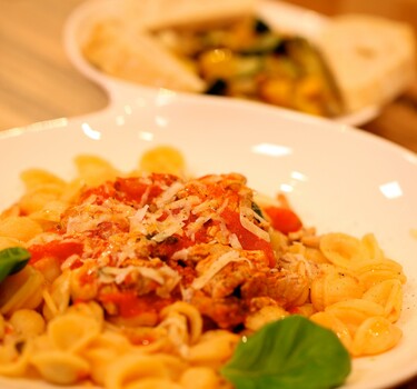 Pasta con Carne di maiale (pasta met varkenshaas) & Verdure all’ agilo (groente met knoflook)