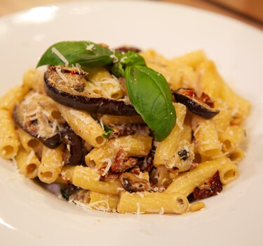 Rigatoni con melanzane e pomodori secchi