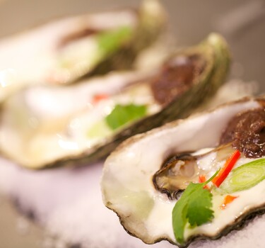 Oosterse oesters met zwarte bonencrème