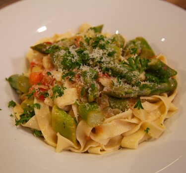 Tagliatelle fresche con asparagi (verse pasta met asperges)