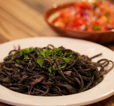 Linguine al nero di seppia (pasta met inktvis) & tomatensalade
