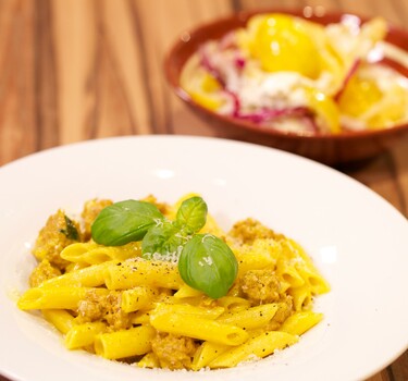 Penne alla monzese (pasta met saucijzenvlees) & Insalata di pomodori gialli (Tomatensalade)