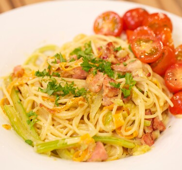 Spaghetti alla carbonara con verdure e insalata pomodorini (spaghetti carbonara met groente en tomatensalade)