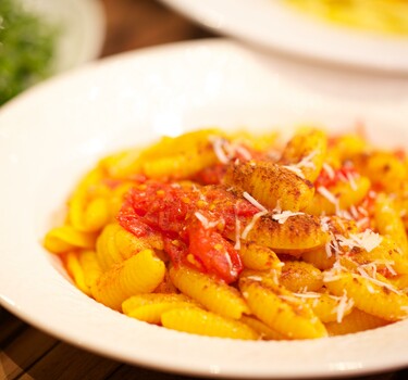 Gnocchi met saffraansaus en kaneel en rucolasalade