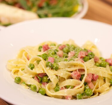 Tagliatelle con panna prosciutto e piselli (pasta met ham en doperwten) & Insalata di rucola & pane con burro