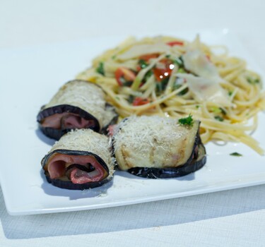 Linguine con erbe miste e pomodorini (pasta met kruiden & tomaatjes) &  Involtini di melanzane (Gerolde aubergine)