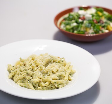 Pasta al pesto di zucchine & insalata con ricotta (casarecce met courgette pesto & salade met ricotta)