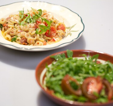 Anelletti al tonno e pomodori secchi con rucola (Pasta met tonijn en gedroogde tomaat met rucola)