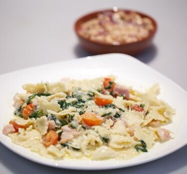 Pasta con spinaci e pancetta con mozzarella (Pasta met spinazie, spek en mozzarella) & Insalata die fagioli e tonno (Salade witte bonen met tonijn)