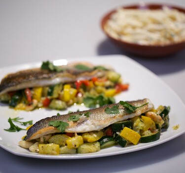 Zeebaars met groente & pastasalade (Branzino con verdure e insalata di penne)