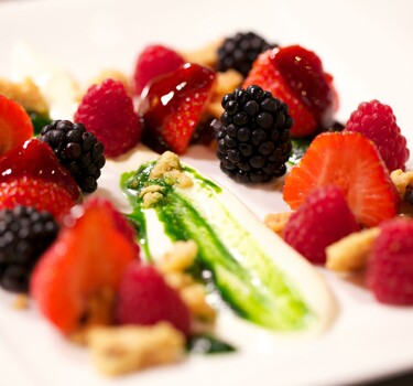 Rood fruit met een bite en basilicumstroop