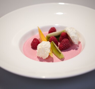 Frambozen panna cotta met kiwi en kokosmeringue