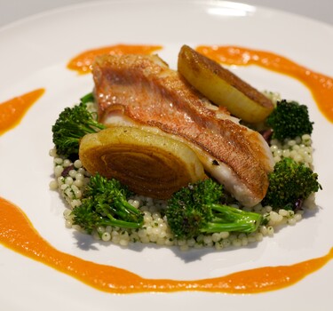 Roodbaars met parelcouscous en gepofte tomatensaus